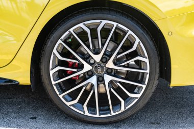 Miami, Florida, ABD - 07 Nisan 2025: lüks araba Audi S3. Araba Audi S3 dışarıda park edilmiş. Sarı hatchback araba, tekerlek manzaralı. 2024 Audi S3 hatchback arabası.