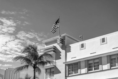Okyanus yolculuğu. Ocean Drive Florida 'daki Miami Plajı. Art Deco mimarisi. Mimari bina. Art deco. Mimari bölge Art Deco. ABD bayrağıyla Miami sahilinin modern binası.
