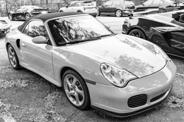 Chicago, Illinois - 29 Eylül 2024: Porsche 911 Turbo Carrera S sarı renk. Porsche 911 turbo Carrera S üstü açılabilir parkı yolda..