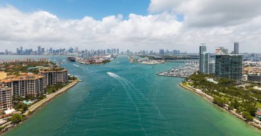 Güney Miami Sahili 'nin en iyi manzarası. Miami 'nin ünlü sahil şeridinin insansız hava aracı görüntüsü. Gökdelenleri olan Miami Beach gökdelenleri. Yazın Miami Sahili 'nin havadan görünüşü. Gökdelenli Miami Sahili