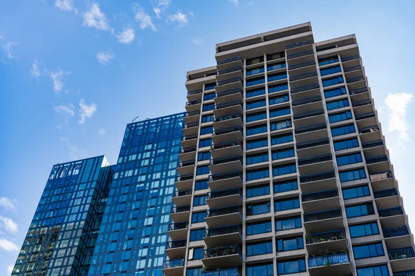 İş gökdeleni binası. Mimari inşaat sektörü. Cam gökdelen. Şehir mimarisi. Ofis binasının mimarisi. Perspektif gökdeleni. Yüksek katlı cam mimarisi.