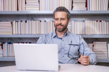 Okul öğretmeniyle vakit geçiriyorum. Videolu uzaktan eğitim. Serbest çalışan bir iş adamı. İşletme öğretmeni. Dizüstü bilgisayarı olan bir milenyum öğretmeni. Online eğitim dersi. İş becerileri.