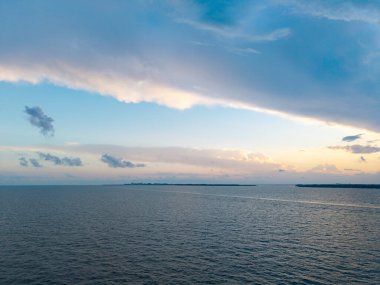 Deniz manzarasında romantik bir yaz tatili. Günbatımı denizi ve deniz manzarası. Deniz ufku manzarası. Yaz tatilinde bulutlu gökyüzü ve deniz manzarası. Deniz ufkuyla gökyüzü. Deniz doğası ile sakin bir ufuk. Plaj cenneti.