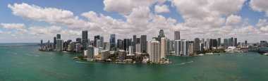 Brickell ufuk çizgisinin havadan görüntüsü. Brickell Miami 'nin panoramik şehir manzarası. Brickell 'in gökdelenleri. Brickell 'ların finans bölgesinin manzarası. Brickell, Miami Plajı 'nda. İkonik iş kuleleri
