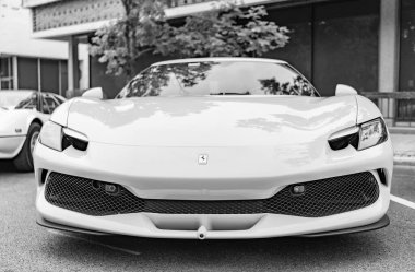 Chicago, Illinois - 29 Eylül 2024: Ferrari 296 GTS veya GTB sarı renk. Ferrari 296 GTS ya da GTB caddeye park etmiş. Ön manzara. Lüks Ferrari 296 GTS veya Chicago 'da GTB