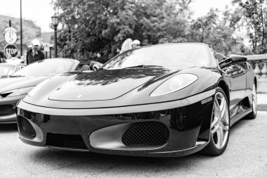 Chicago, Illinois - 29 Eylül 2024: Ferrari 360 Spider siyah rengi. Ferrari 360 caddeye park etmiş. Köşeden bak. Lüks Ferrari 360 Chicago 'da