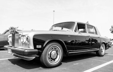 Chicago, Illinois, ABD - 08 Eylül 2024 Rolls Royce Silver Shadow klasik aracı, yan görüş. Retro araba. Lüks Rolls Royce Silver Shadow arabası. Chicago 'da Rolls Royce Gümüş Gölgesi