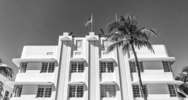 Ocean Drive Florida 'daki Miami Plajı. Art Deco mimarisi. Mimari bina. Art deco. Mimari bölge Art Deco. Amerikan bayrağıyla Miami sahilinin modern binası. Okyanus yolculuğu.
