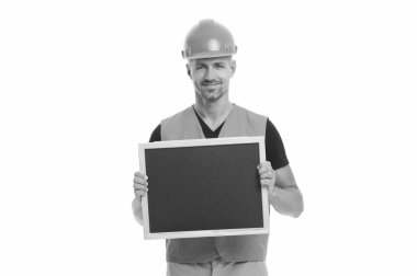 İnsan işçi, kopyalama alanı olan bir karatahta tutar. Mühendis reklamı. Miğfer reklamındaki mühendis denetçisi, izole edilmiş beyaz. Erkek işçi reklam sunuyor. İş teklifi. İşçi reklamı.