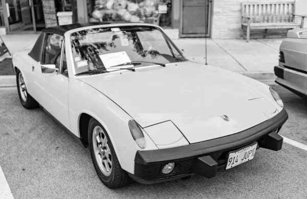 Chicago, Illinois - 29 Eylül 2024: klasik Porsche 9146 sarı renk. Sokağa park edilmiş klasik Porsche 914. Ön manzara. Retro Porsche 914 Coupe Chicago 'da