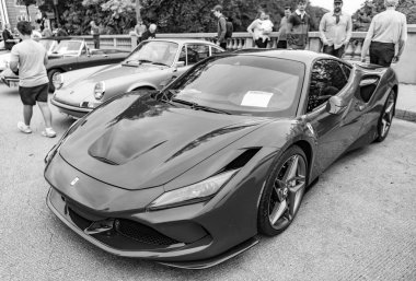 Chicago, Illinois - 29 Eylül 2024: Ferrari F8 Spider veya Haraç kırmızısı. Ferrari F8 Spider ya da Haraççı sokağa park etmiş. Köşeden bak. Lüks Ferrari F8 Örümcek ya da Chicago 'daki haraç