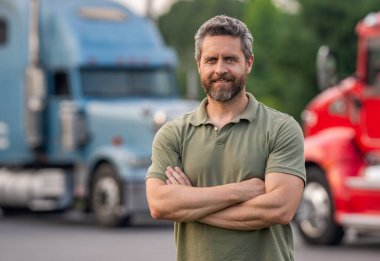 Nakliye araçları. Yarı kamyon aracı. İspanyol kamyoncu adam. Kamyonetin önündeki İspanyol şoför. Kamyon sahibi. Kamyon şoförü. Kamyonetin yanındaki adam kamyoncu, kopyalama alanı..