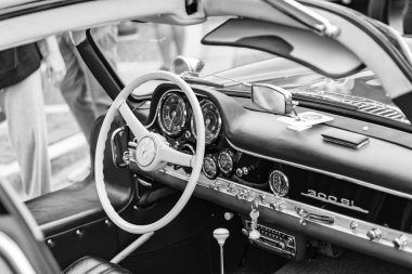 Chicago, Illinois - 29 Eylül 2024: klasik Mercedes-Benz 300 SL siyah renk. Caddeye park edilmiş klasik lüks Mercedes-Benz 300 SL. İç mekan. Chicago 'da Retro Mercedes-Benz 300 SL