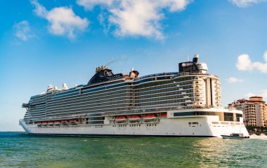 Gemi turu. Seyahat macerası. Hava manzaralı lüks yolcu gemisi yolculuğu. Gemi limandan ayrılıyor. Miami turu. Gemi seyahati. Yaz tatilinde hava seyahati. Manzaralı gezi.