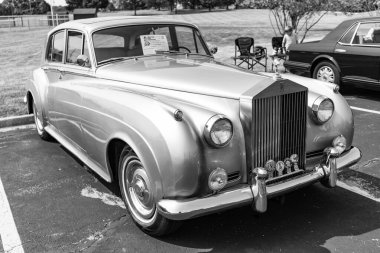 Chicago, Illinois, ABD - 08 Eylül 2024 Rolls Royce Silver Cloud III, köşe manzaralı araç. Eski model bir araba. Rolls Royce Gümüş Bulut arabası. Chicago 'da Rolls Royce Gümüş Bulut