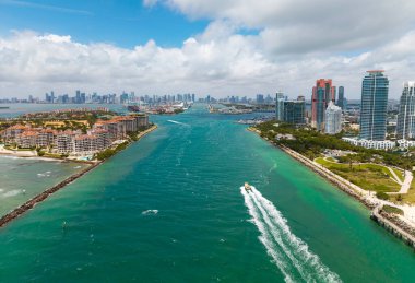 Miami ufuk çizgisinde lüks bir yat turu. Miami 'de turkuaz sulardaki teknelerin havadan görüntüsü. Güney Florida Miami 'de yat inzivası