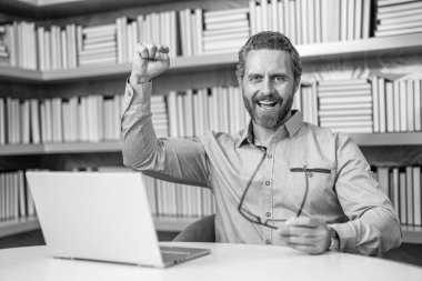 Görüntüler konferansta. Esaslı bir kavram. İnsanoğlu için çevrimiçi webinar eğitimi. Webinar kursu çevrimiçi. Adam internette ders çalışıyor. Erkek için eğitim. İşyerindeki uzaktan kumandalı insan ağı. Dijital sınıf.