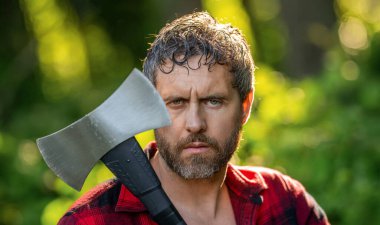 Oduncu baltayı taşır. Ormanların yok edilmesi. Baltalı, terli, olgun bir adam. Ormanda baltayla oduncu portresi. Oduncu baltayla yorgun düştü. Güçlü adam ormanda çalışır. Baltalı bir adam ormanda.