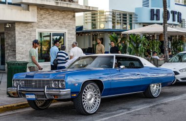 Miami, Florida, ABD - 07 Nisan 2025: Chevrolet Impala 'nın eski arabası yolda, köşe manzaralı. Chevrolet Impala 1958 model eski bir araba. Lüks Chevrolet Impala. Klasik araç.