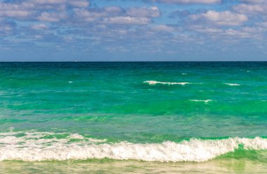 Günbatımı denizi ve deniz manzarası. Deniz ufku manzarası. Yaz tatilinde bulutlu gökyüzü ve deniz manzarası. Gökyüzü deniz ufku. Deniz doğası ile sakin bir ufuk. Deniz manzarasında romantik bir yaz tatili. Ufuk gün doğumunda.