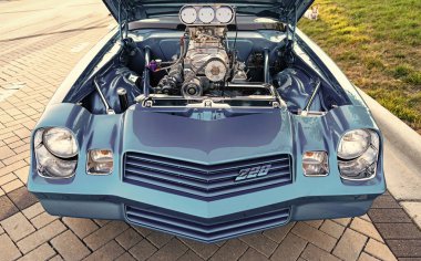 Park Ridge, Illinois, ABD - 22 Ağustos 2024: Chevy Camaro açık hava. Otomobil fuarında açık motorlu Retro elektrikli mavi araba, ön görüş. Chevrolet Camaro Z28 eski model araba. Chevrolet Camaro Z28 'in mavi arabası..