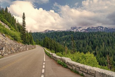 Seyahat güzergahı. North Cascades Ulusal Parkı 'na peyzaj rotası. Sahne doğası. Kuzey Şelaleleri Ulusal Parkı. Dağ manzaralı bir yol. Dağ ve yol manzarası. Seyahat güzergahı.