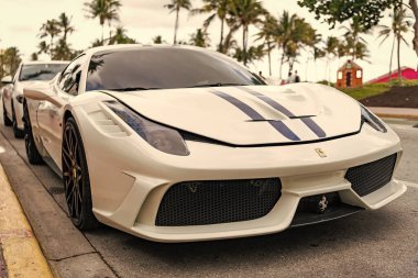 Miami, Florida, ABD - 07 Aralık 2024: 2016 Ferrari 458 Speciale spor arabası. Ferrari Speciale 'in lüks spor arabası. Ferrari Speciale 'in arabası dışarıda park edilmiş. Ferrari 458 Speciale, köşe görünümü.