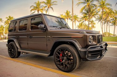 Miami, Florida, ABD - 05 Aralık 2024: 2021 Mercedes Benz G geçiş aracı. Mercedes Benz G tipinde lüks bir araba. Mercedes Benz 'in arabası dışarıda park edilmiş. Mercedes Benz G, köşe görünümü.