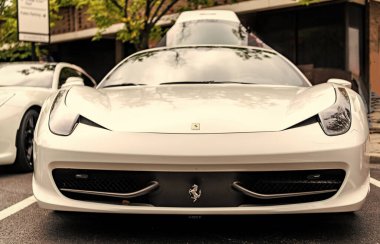 Chicago, Illinois - 29 Eylül 2024: Ferrari 458 Italia beyaz renk. Ferrari 458 Italia caddeye park etmiş. Köşeden bak. Lüks Ferrari 458 İtalya Chicago 'da