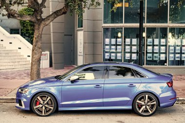 Miami, Florida, ABD - 05 Aralık 2024 Audi RS3 Sport Hatchback otomobili. Audi RS3 'ün lüks arabası. Audi RS3 'ün arabası dışarıda park edilmiş. Audi RS3 mavi renk, kenar görünüm.