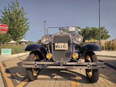 Park Ridge, Illinois, ABD - 21 Ağustos 2024: Ford 1927 üstü açık, roadster retro araba. Üstü açılabilen Ford A. Ford 'un klasik arabası. Otomobil fuarında park edilmiş Retro araba, ön manzara..