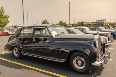 Chicago, Illinois, ABD - 08 Eylül 2024 Rolls Royce Silver Wraith aracı, köşe görüş. Eski model bir araba. Rolls Royce Silver Wraith arabası. Rolls Royce Silver Wraith Chicago 'da