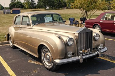Chicago, Illinois, ABD - 08 Eylül 2024 Rolls Royce Silver Cloud III, köşe manzaralı araç. Eski model bir araba. Rolls Royce Gümüş Bulut arabası. Chicago 'da Rolls Royce Gümüş Bulut