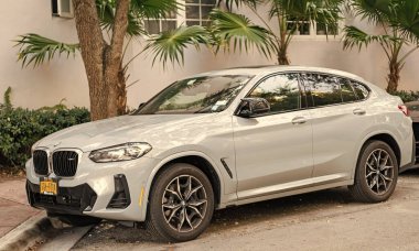 Miami, Florida, ABD - 08 Aralık 2024: BMW M4 'ün açık hava aracı. BMW M4 aracı, yan görüş. 2024 BMW X4 çapraz coupe. BMW M4 aracının lüks arabası..
