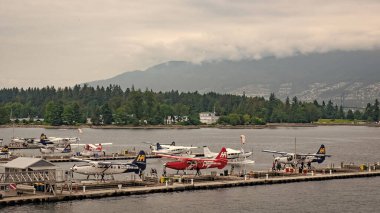Vancouver, Kanada - 29 Mayıs 2019: De Havilland Canada DHC-2 deniz uçağı. Havilland Kanada uçağı deniz uçağı terminalinde. Vancouver limanı havaalanı. Deniz uçağı turu. Uçak rıhtım istasyonu.
