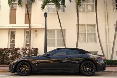 Miami, Florida, ABD - 11 Aralık 2024: 2014 Maserati Gran Turismo üstü açık arabası. Maserati Gran Turismo tipi lüks bir araba. Maserati 'nin arabası dışarıda park edilmiş. Maserati, yan görüş..