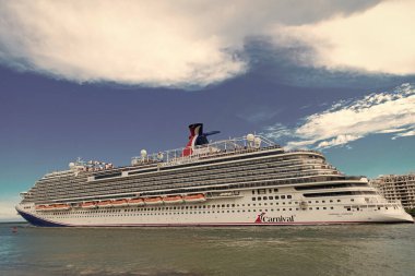 Miami, Florida, ABD - 9 Haziran 2024: Karnaval Horizon yolcu gemisi yolculuğu. Yaz tatilinde gemi turu. Karnaval yolcu gemisi. Gemi turu ve deniz seyahati. Gemi Miami sahil limanından ayrılıyor..