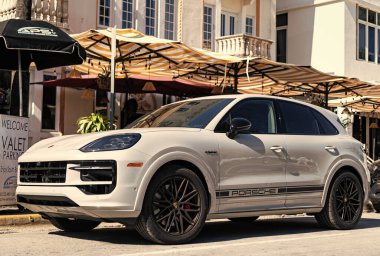 Miami, Florida, ABD - 06 Aralık 2024: 2025 Porsche Cayenne spor arazi aracı. Porsche Cayenne 'in lüks arabası. Porsche Cayenne 'in arabası dışarıda park edilmiş. Porsche Cayenne, köşe manzaralı..