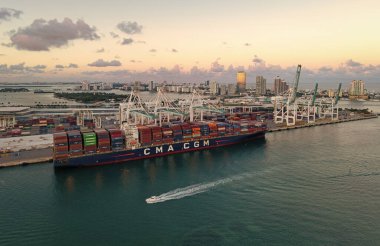 Miami, Florida, 11 Şubat 2025, nakliye konteynırı. Kargo konteynırlı Miami hava limanı. İhraç ve ithalat. Miami Limanı. Kargo gemisi Miami 'de konteynırla dolu, anten. Kargo boşaltılıyor.
