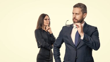 İş başarısı beyazda izole edildi. Başarılı bir ortaklık. İş ekibi başarısı. İş adamlarının başarısı için reklam. Finansal açıdan başarılı bir anlaşma. Takım elbiseli iş adamları. iş kıyafeti.