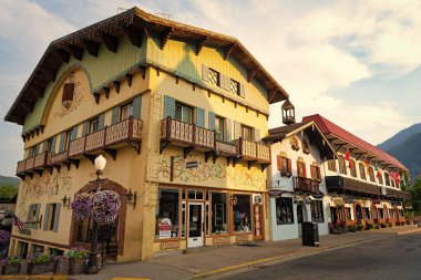 Leavenworth, Washington, ABD - 22 Temmuz 2024: Bavyera köyü Leavenworth, Washington 'da sokakta temalı kaldırım dükkânı var. Eski kasabadaki manzaralı Bavyera binası. Bavyera Köyü.