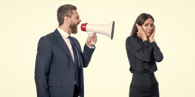 İş adamının terfi konusunda ortağıyla anlaşmazlığı var. İş adamı anlaşmazlığı çözüyor. Rekabet konsepti. iş çatışmasından kaçınmak. Hoparlörden işçiye bağıran işadamı beyazdan izole edilmiş..