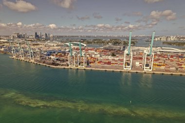 Miami, Florida - 4 Şubat 2025: nakliye konteynırı, deniz. Kargo konteynırlı Miami hava limanı. Deniz taşımacılığı. Miami Limanı. Miami 'deki kargo konteynırı, hava manzaralı. Lojistik Merkez.