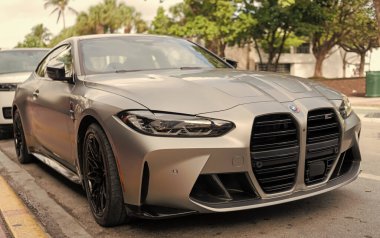 Miami, Florida, ABD - 07 Aralık 2024: BMW M4 Yarışması 2022 spor arabası coupe. BMW M4 yarışmasının lüks arabası. BMW M4 gümüş rengi araba dışarıda park edilmiş. BMW M4 Yarışması, köşe görünümü.