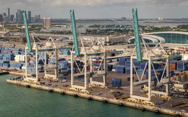 Miami, Florida - 12 Şubat 2025: nakliye konteynırı, deniz. Kargo konteynırlı Miami hava limanı. Deniz taşımacılığı. Miami Limanı. Miami 'deki kargo konteynırı, anten. İçeriye ve dışarıya aktar.