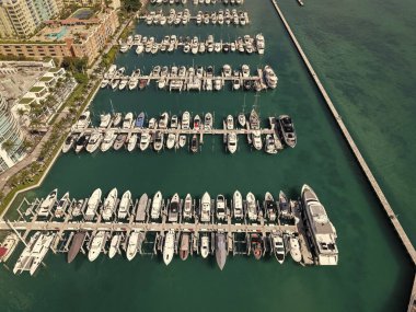 Yaz tatili. Lüks Güney Sahili marinası. Lüks bir yat. Miami güney sahili manzaralı. Yat kulübü. Marina Miami, Florida 'da. Özel rıhtım. Lüks yatı olan Güney Point Miami marinası. Dolu marina..