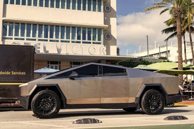 Miami, Florida, ABD - 09 Aralık 2024 Tesla Cybertruck elektrikli kamyonet vagonu. Tesla Cybertruck 'ın elektrikli arabası. Tesla Cybertruck 'ın arabası dışarıda park edilmiş. Tesla Cybertruck, yan görüş.