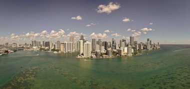Brickell Key 'in panoramik silueti. Miami şehir merkezi panoraması. Şehir merkezindeki panoramik şehir manzarası. Şehir mimarisi silüeti. Miami ufuk çizgisi manzarası. Miami gökdelen şehri. Lüks hayat..