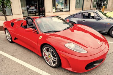 Chicago, Illinois - 29 Eylül 2024: Ferrari 360 Spider kırmızısı. Ferrari 360 caddeye park etmiş. Köşeden bak. Lüks Ferrari 360 Chicago 'da