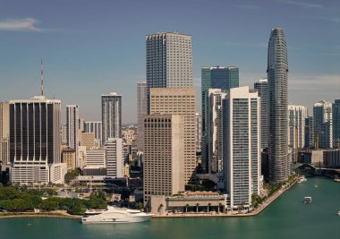 Miami silueti. Miami gökdelen şehri. Miami şehrinin ufuk çizgisi Brickell anahtarı. Miami şehir merkezinde. Gökdelen binası. Şehir merkezindeki şehir manzarası. Seyahat güzergahı. Şehir mimarisi.